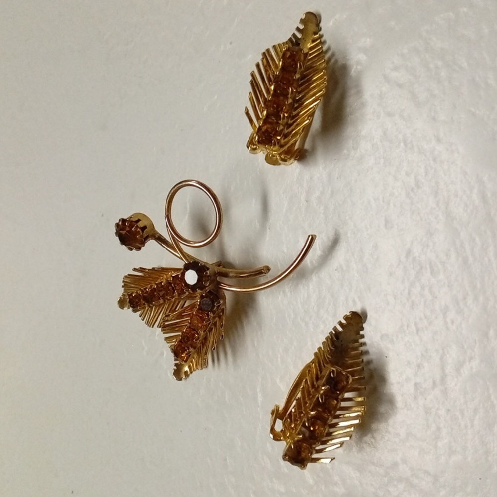 Vtg Gold Leaf Brooch and Earring with Brown Crystals